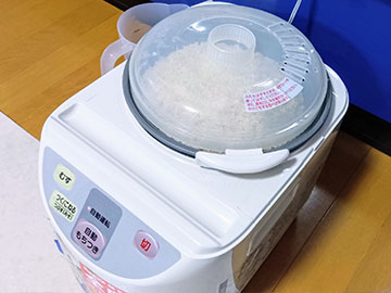 餅つき機で蒸す